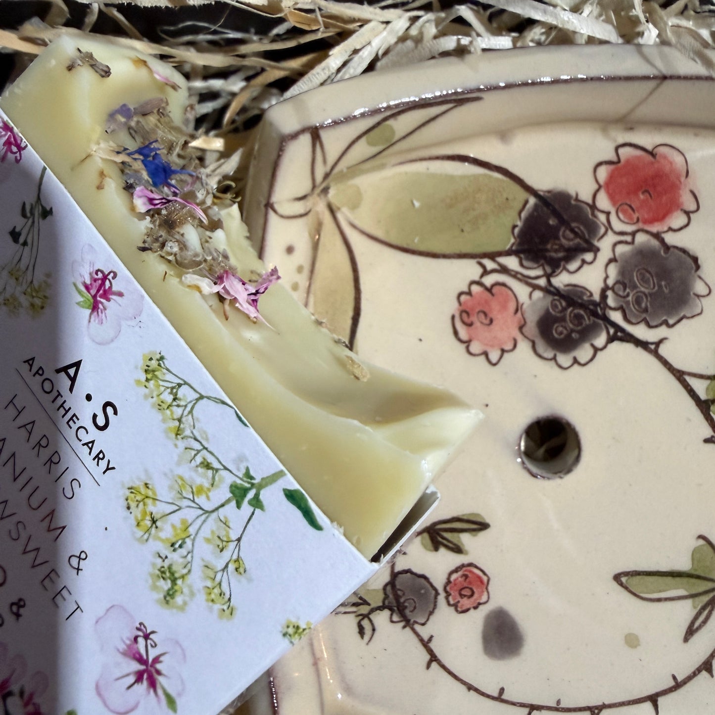 Meadowsweet & Geranium Shampoo and Body Bar with Bramble Dish